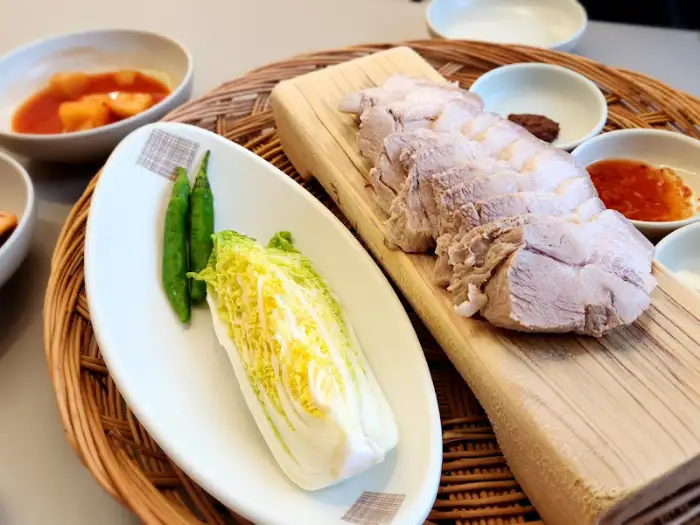 국수바다 본점 부드러운 돔베고기 한 점