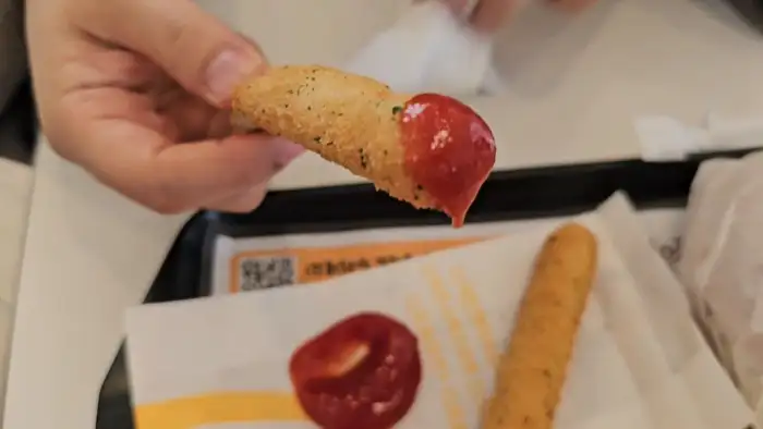 손에 들린 맥도날드 맥너겟과 케첩