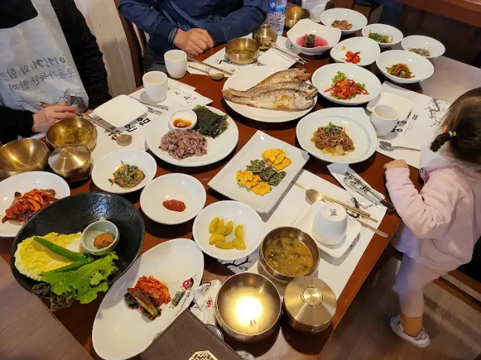 명궁관의 풍성한 한상차림