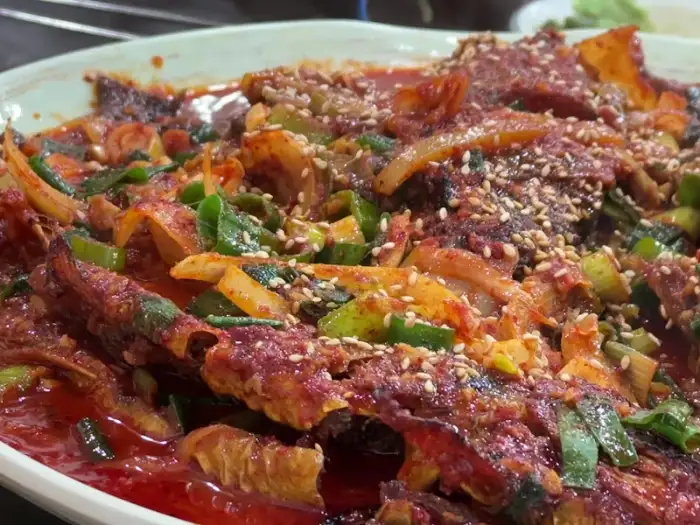 푸짐하게 한 상 차려진 고흥식당의 밥상