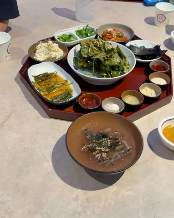 다양하게 준비된 오두막창의 밑반찬 구성