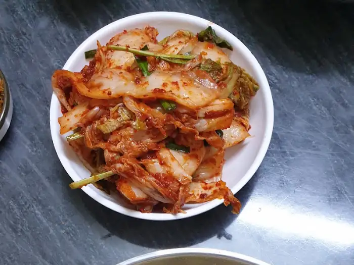 먹음직스럽게 차려진 호박식당의 갓김치