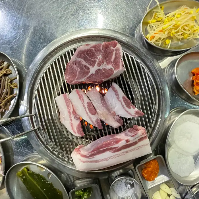 으뜨미 매장 내부에 준비된 다양한 밑반찬들