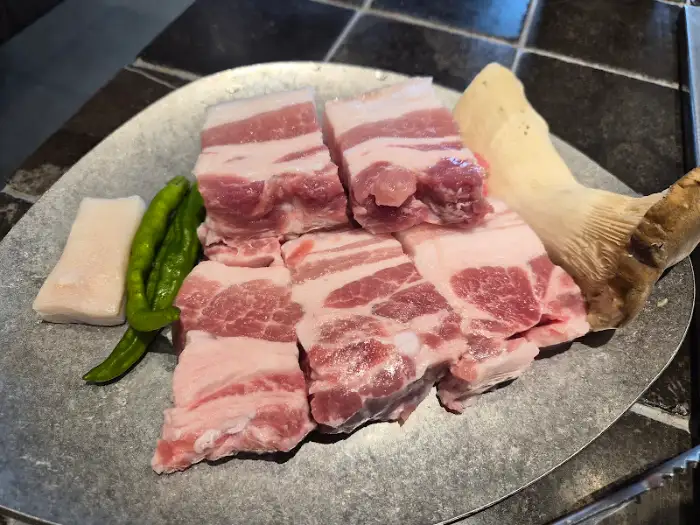 신선한 흑돼지 근고기 덩어리가 불판에 올라가기 전 준비된 모습
