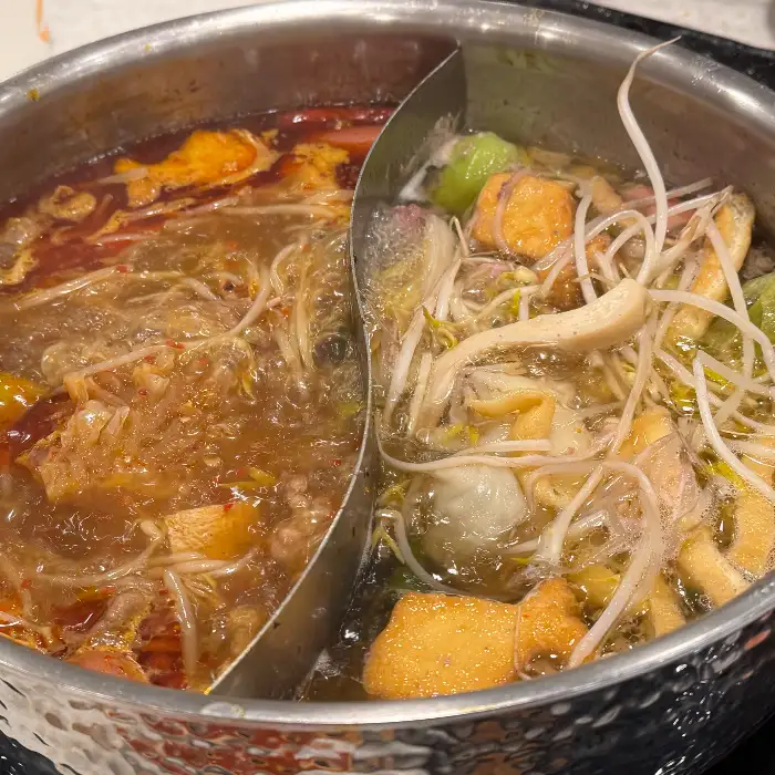 중앙샤브 영주택지본점의 맑은 육수와 마라 육수