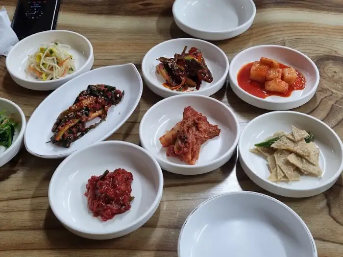 다양한 종류의 맛깔스러운 밑반찬이 차려진 식탁