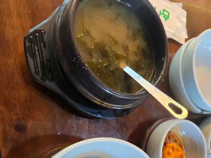 따뜻한 국물이 담긴 뚝배기