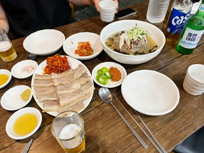 푸짐하게 차려진 물막국수와 수육