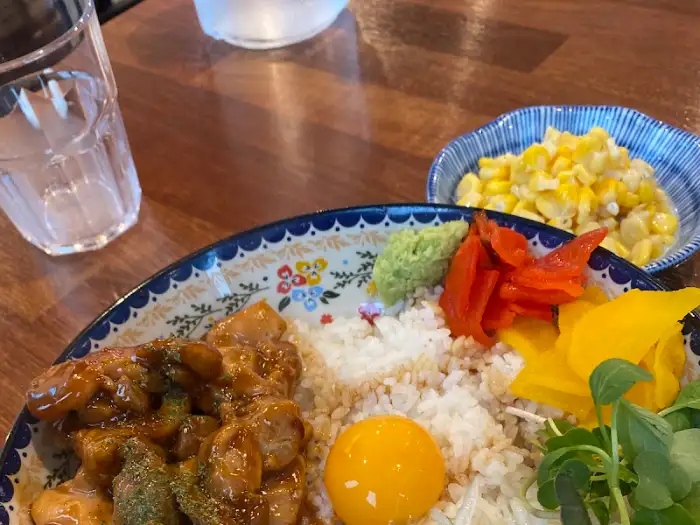 치킨 데리야끼 덮밥, 밥 위에 데리야끼 소스 치킨과 옥수수콘, 단무지 등이 올려져 있습니다.
