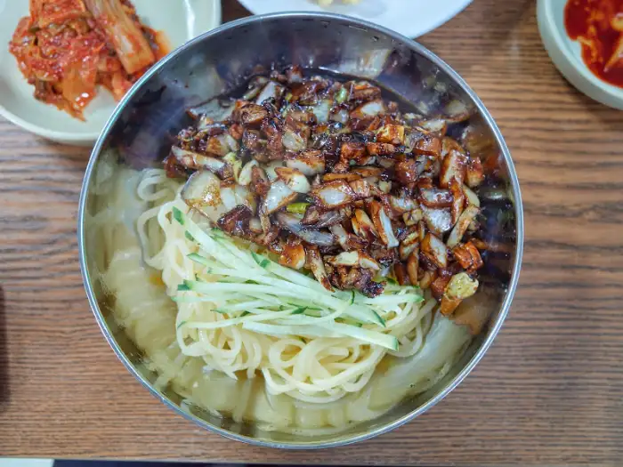 순창식당 간짜장, 풍성한 건더기와 깊은 풍미의 소스