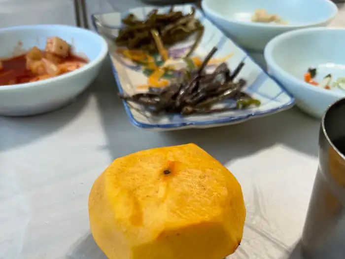 식탁에 놓인 단감