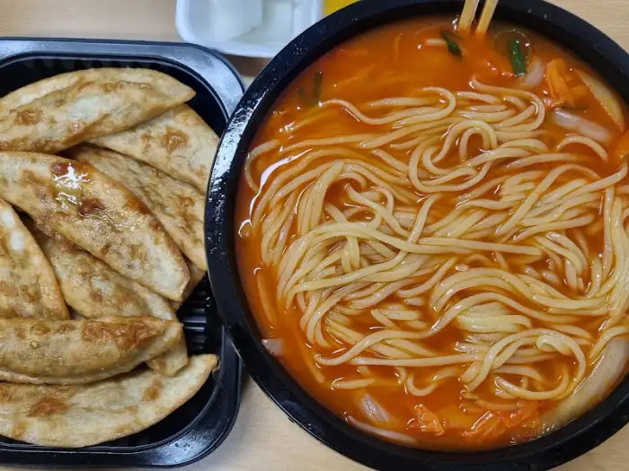 바삭한 군만두와 함께 나오는 짬뽕