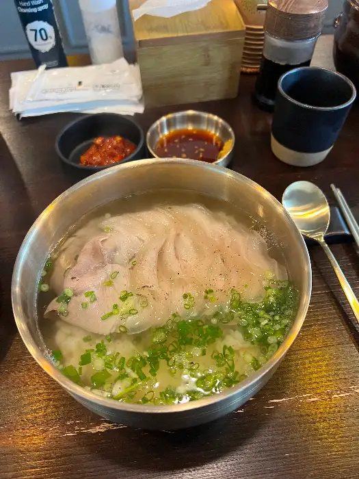 삼계탕과 함께 제공되는 곁들임 찬과 양념 소스