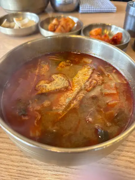 얼큰한 국물의 국밥