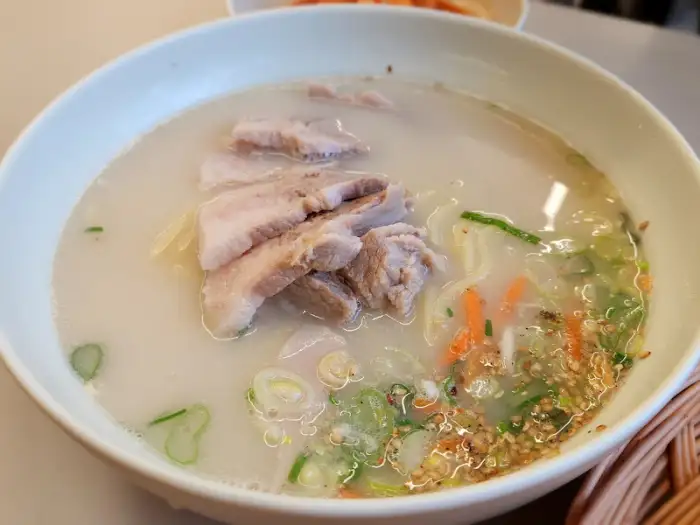 국수바다 본점 고기국수 그릇 전체 모습