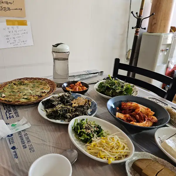 지리황식당 테이블에 차려진 다양한 퓨전 요리들