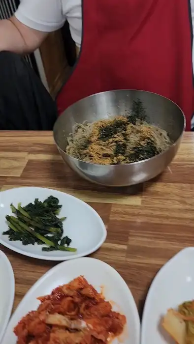 정갈하게 차려진 막국수와 곁들임 반찬들
