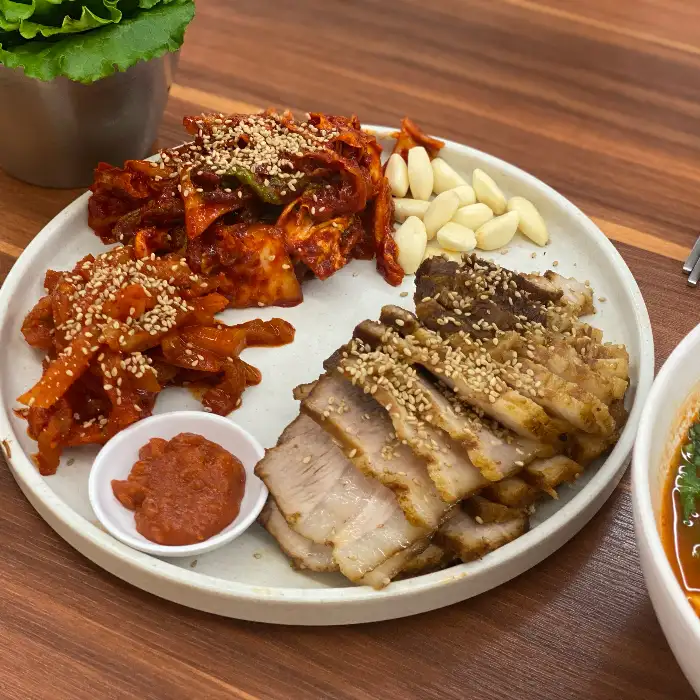 푸짐한 수육 한 접시