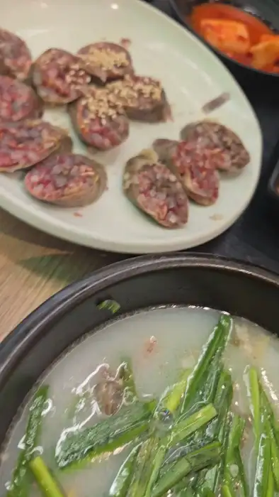 모둠 국밥에 들어있는 순대, 고기, 내장