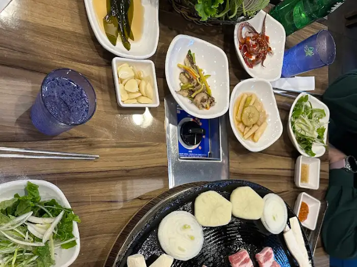 식탁 위 다양한 밑반찬과 쌈채소