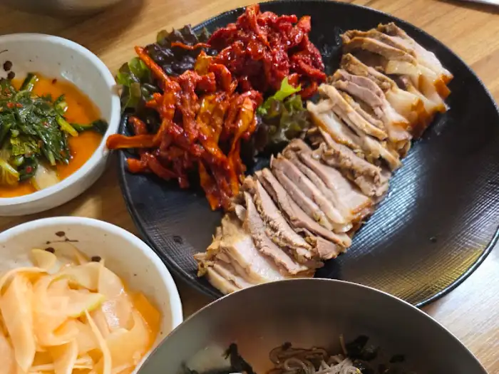 영광정메밀국수 본점 수육과 곁들임 메뉴