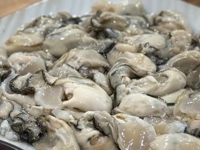 신선한 굴이 푸짐하게 담겨 나온 굴전