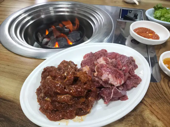 숯불 화로와 함께 놓인 흑염소 구이