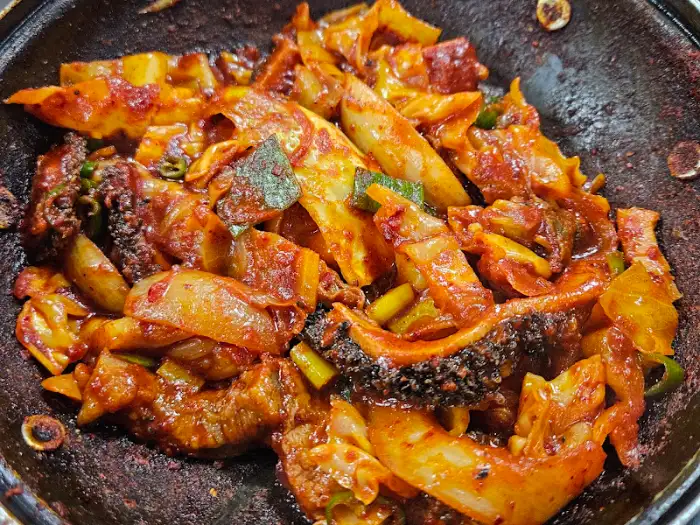 매콤한 양념에 볶아진 소내장 요리