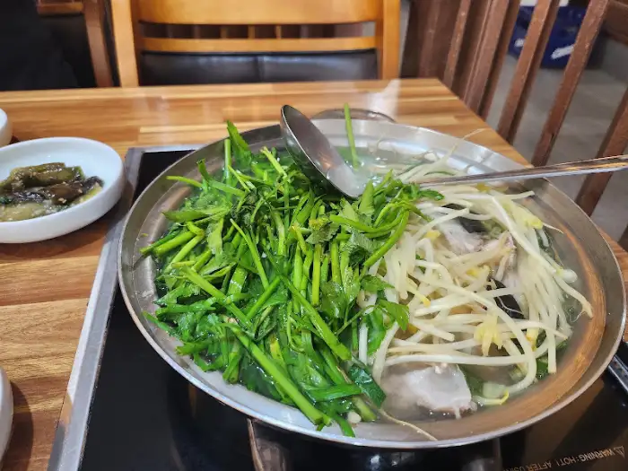 푸짐하게 담긴 복지리 탕과 채소