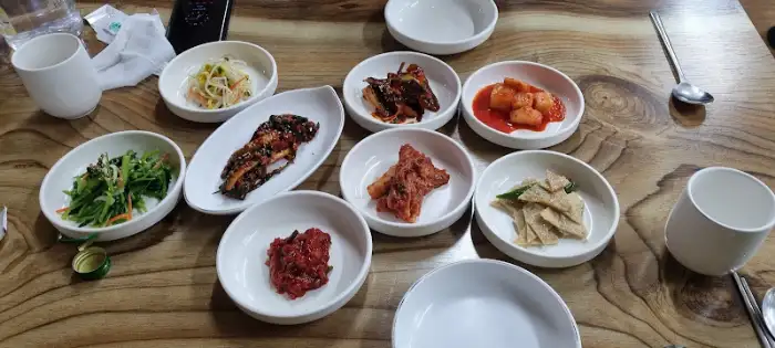 식탁 위에 놓인 여러 반찬과 밥그릇