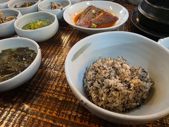 식탁 위에 놓인 톳밥과 조림 요리