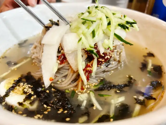 물막국수 면발 클로즈업