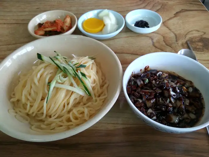 순창식당 짜장면과 곁들임 반찬, 정갈하게 담긴 모습