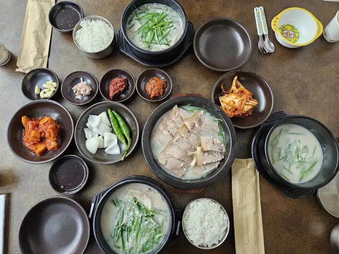 푸짐하게 차려진 웅진달서돼지국밥 한 상 차림
