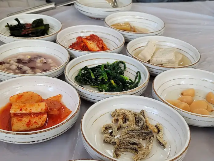 어부네매운탕의 다양한 밑반찬