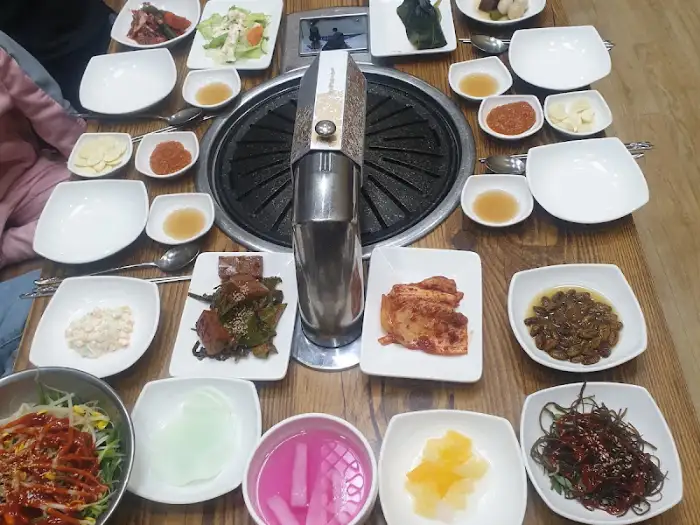 부안 수라청의 다양한 밑반찬과 곁들임 메뉴