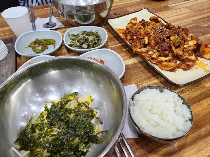 인생맛집의 밥과 김가루, 콩나물 비빔밥 재료
