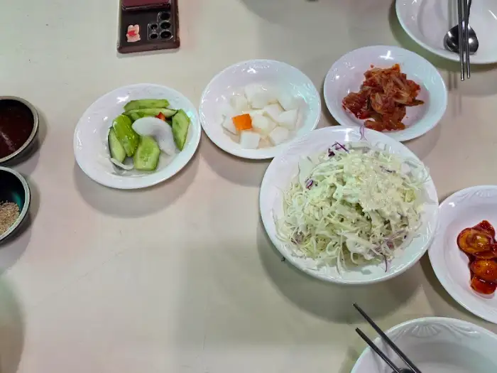 부여 시골통닭, 테이블에 차려진 다양한 밑반찬