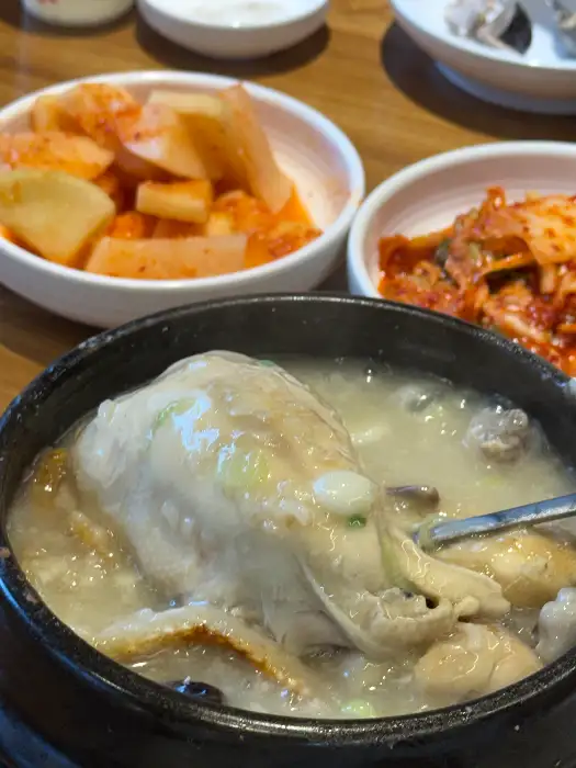 푸짐하게 담긴 삼계탕 한 그릇과 곁들임 찬