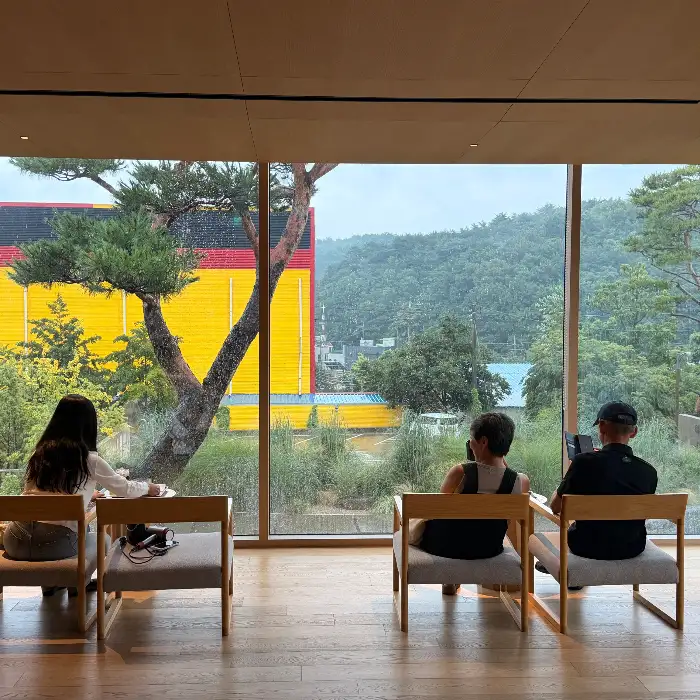 이소고택 창가에서 바라본 풍경과 방문객들