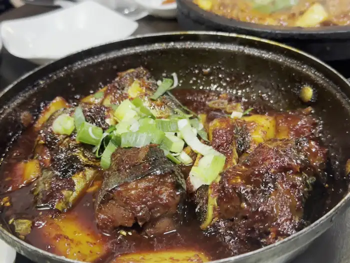순천 양지 생선구이의 고등어조림, 큼직한 고등어 조각들이 자작한 양념에 졸여져 있다.