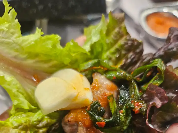 신선한 쌈 채소와 고기, 마늘 조합