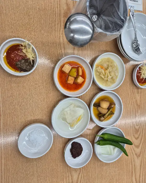 싸리골 흑염소 보양식의 푸짐한 밑반찬 구성