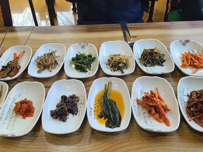 야영장식당 테이블에 정갈하게 차려진 다양한 종류의 나물 반찬들