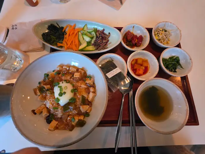 간장새우 덮밥과 반찬들