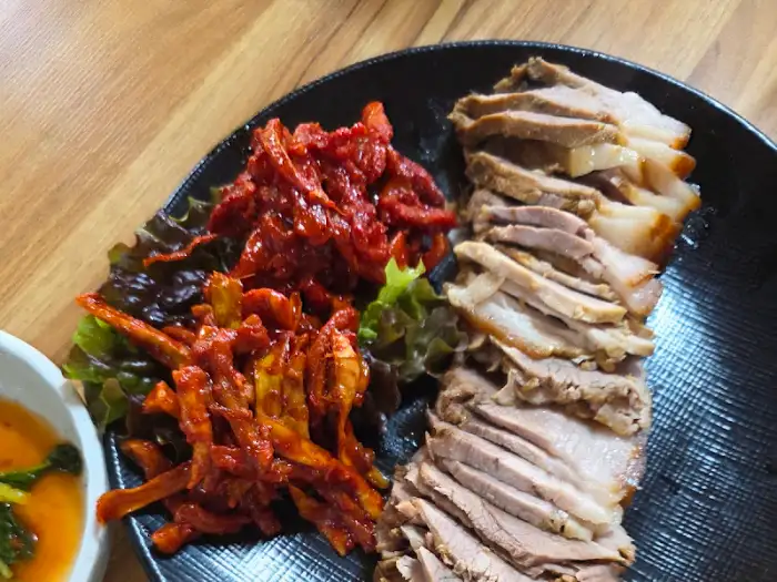 영광정메밀국수 본점의 푸짐한 수육 접시