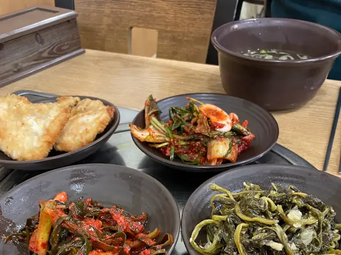 다양한 종류의 정갈한 밑반찬들이 차려진 한 상