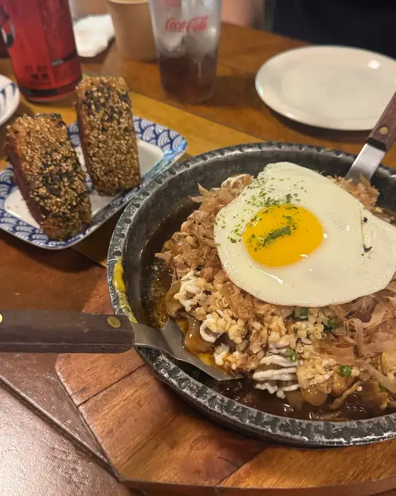 테이블 위에 놓인 오코노미야끼와 음료