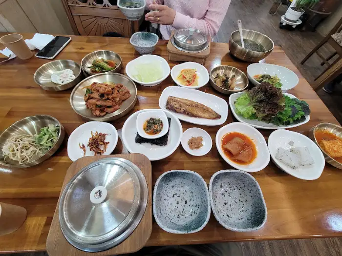 정갈하게 차려진 밥상에 놓인 놋그릇과 밥