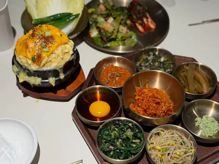 고급스러운 상차림과 계란찜, 여러 가지 반찬